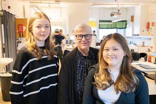 Lina och Meja tillsammans med sin hem- och konsumentkunskapslärare Carina Kallin på Geneskolan.