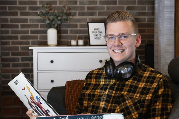  "Jag har en lillebror, Melvin, som dansar hos Susanne Thorén på Kulturskolan. Han är fantastiskt duktig. Farsan har sagt hur otroligt det är att han fått två så extremt kulturella söner när han inte är det själv. Han försökte få mig spela hockey – det gick inte bra. Jag satte mig på en pinnstol och han styrde runt mig på isen, sedan blev det inget mer", säger Robin Hörnkvist och ler. Foto: Håkan Nordström