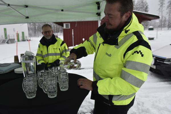 Mivas vd John Eriksson och tidigare vd Gerth Mattebo bjuder på färskt dricksvatten.