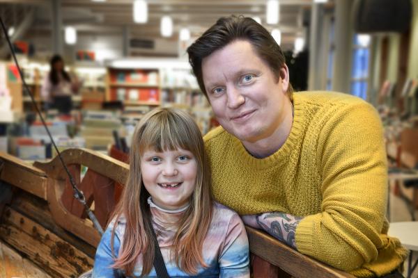 Daniel Berglund och hans dotter Cecilia, 8, har båda diabetes typ 1. "Det hade jag innan jag träffade min fru, så hon vaggades in det från början. Men när Cecilia fick det blev det lite av en chock. Då märkte hon hur mycket ansvar det blir i vardagen, på en helt annan nivå", säger Daniel som välkomnar såväl diabetiker som anhöriga till föreningen han beskriver som aktiv, engagerad och hjälpsam.