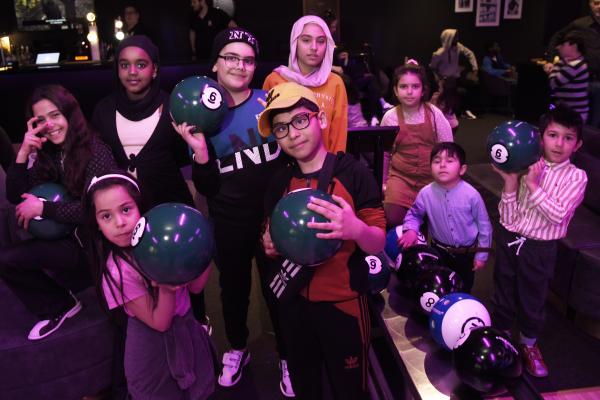 Adam Alnhear, i keps, från Valla har nyss gjort sin fjärde strike. Banan delar han med sina syskon och vänner. "Det är jättekul, jag önskar vi kunde vara här längre", säger Sheamaa och får medhåll av Shahd som lägger till: "Föreningen är jättebra, vi går på aktiviteter och träffar andra i stället för att bara vara hemma och se på tv".