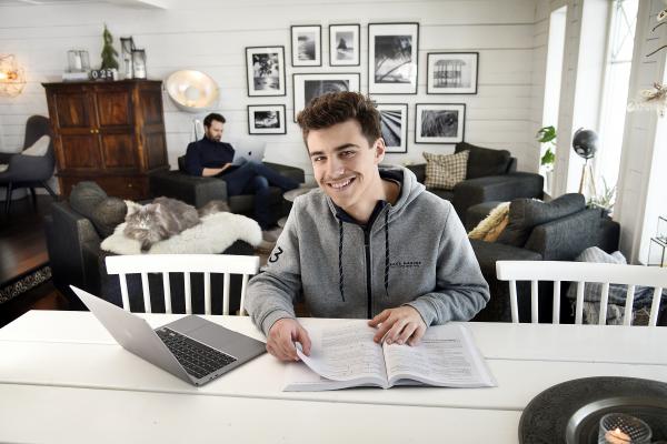 Eliyah Sundströms intresse för matematik väcktes tidigt. Som liten utmanades han av mattetal vid läggdags, berättar pappa Peder (i bakgrunden).