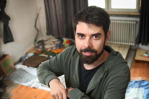 Som foleyartist säger sig Mattias ha blivit lite arbetsskadad. "Jag tänker exempelvis på hur en dörr låter när den öppnas, ibland har jag lust att fråga om jag får ta med den hem."
