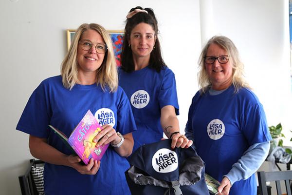 Maria Norenius och Mia Westerin, bibliotekarier, och Katarina Strömberg, språk-, läs- och skrivutvecklare är glada att kunna erbjuda ett meningsfullt feriearbete. Foto: Pressbild