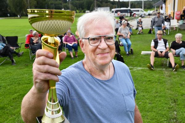 Lennart Sundwall med prisbucklan.