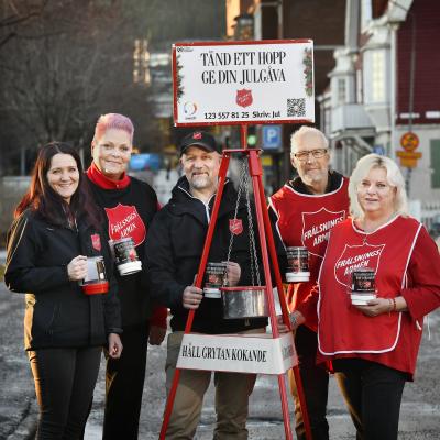 Maud Granlöf, andra från vänster, samlar återigen in till Julgrytan tillsammans med Carina och Robert Lindgren, Anders Wiklund och Åsa Häggström.